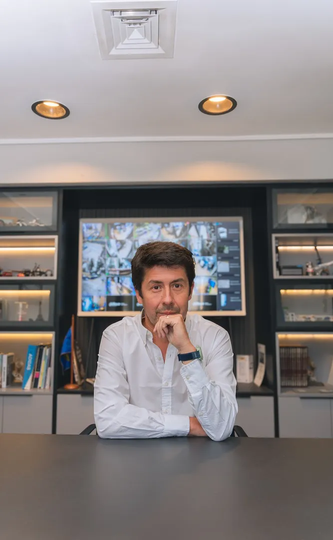 Director Ejecutivo de Tecnowsky en su oficina moderna con estantes iluminados