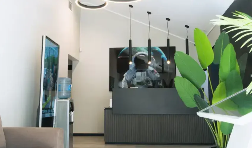 Recepción moderna de la sucursal Tecnowsky en Los Ángeles con iluminación de diseño y ambiente innovador