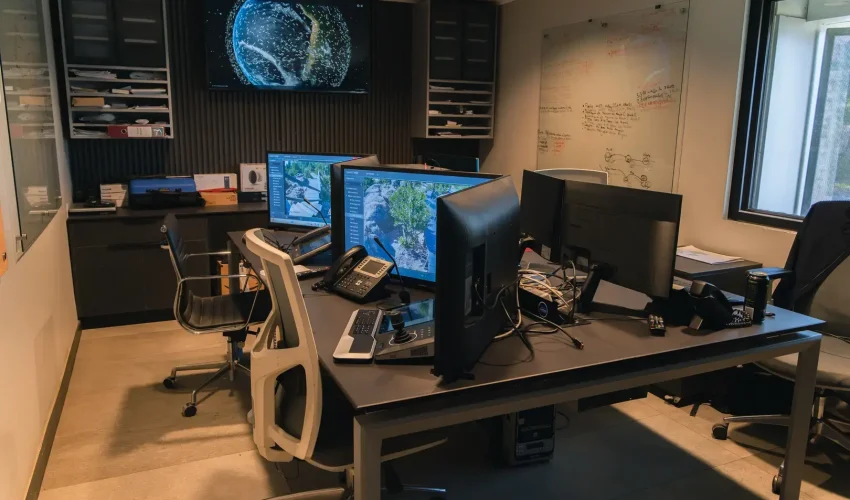 Área técnica de operaciones en Tecnowsky Los Ángeles con monitores de vigilancia y sistemas de seguridad activos