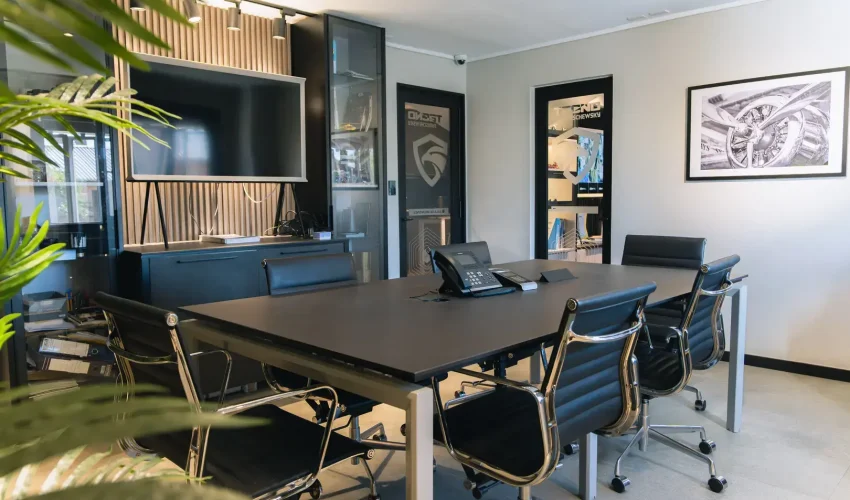 Sala de reuniones ejecutiva en sucursal Tecnowsky Los Ángeles para asesoría en proyectos de seguridad