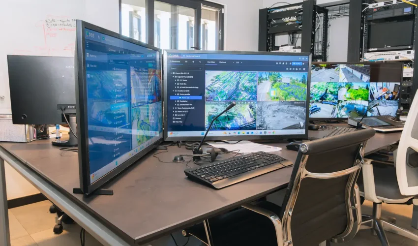 Estación de trabajo con múltiples monitores para monitoreo de cámaras de seguridad en Tecnowsky Los Ángeles