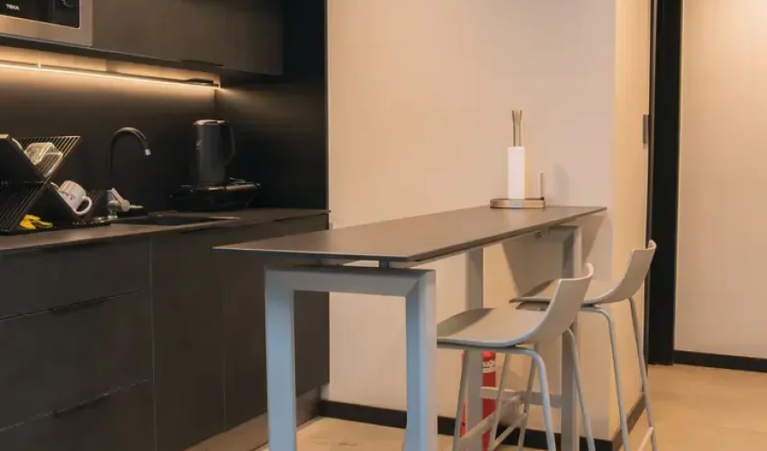 Cocina y zona de descanso interior de sucursal Tecnowsky en Los Ángeles con diseño moderno