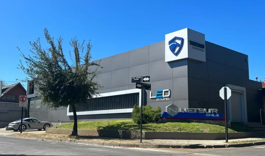 Fachada exterior sucursal Tecnowsky en Los Ángeles, Chile, empresa de seguridad electrónica y soluciones tecnológicas
